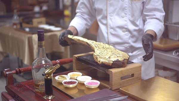 Thịt bò dát vàng là món ăn nổi tiếng nhất tại khách sạn Dolce Hanoi Golden Lake Hà Nội