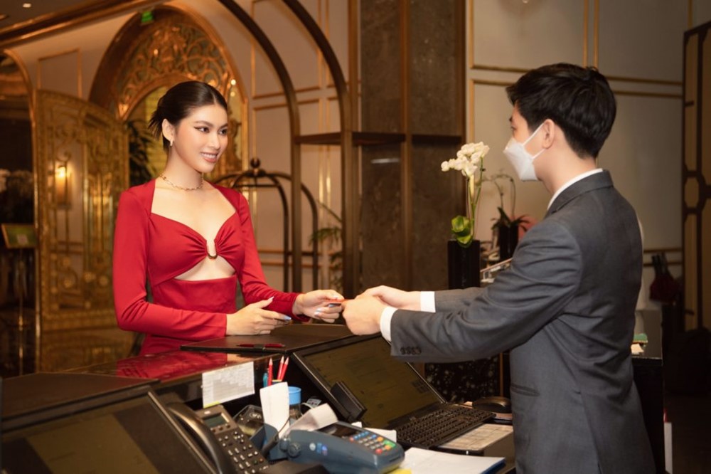 Á HẬU NGỌC THẢO ĐẸP “SANG CHẢNH” TẠI KHÁCH SẠN DÁT VÀNG DOLCE HANOI GOLDEN LAKE