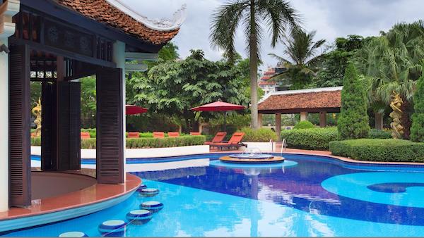 Bể bơi Sheraton Hà Nội với không gian gần gũi, thoáng đãng