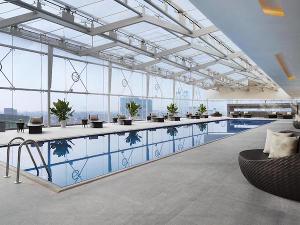 Bể bơi trong nhà của khách sạn JW Marriott đơn giản, sang trọng
