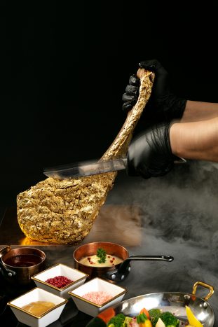 Ẩm thực dát vàng độc đáo tại F29 Golden Beef Restaurant trong khách sạn đẳng cấp Dolce by Wyndham Hanoi Golden Lake