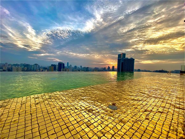 Khung cảnh ngoạn mục của Bể bơi vô cực tại Dolce by Wyndham Hanoi Golden Lake