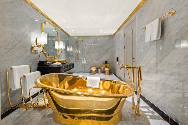 Phòng tắm được dát vàng trong khách sạn dành cho doanh nhân