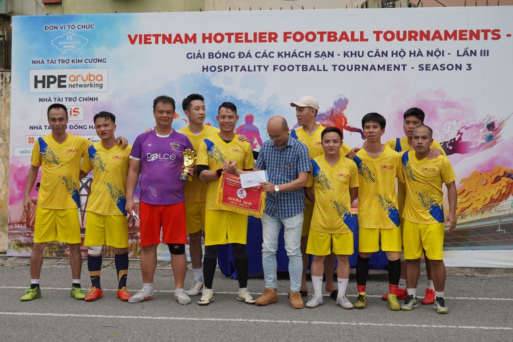 VINH DANH ĐỘI BÓNG ĐÁ KHÁCH SẠN DOLCE BY WYNDHAM HANOI GOLDEN LAKE