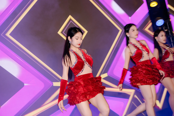 Vũ đoàn trình diễn tại Countdown Party Dolce by Wyndham Hanoi Golden Lake