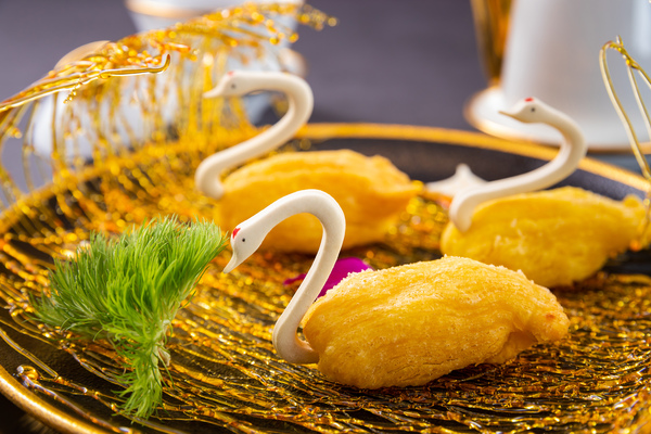 set menu “Imperial Romance” sẽ đưa hai bạn vào một bữa tiệc đậm chất hoàng gia mang phong vị Á Đông cổ điển mà đầy chất thơ