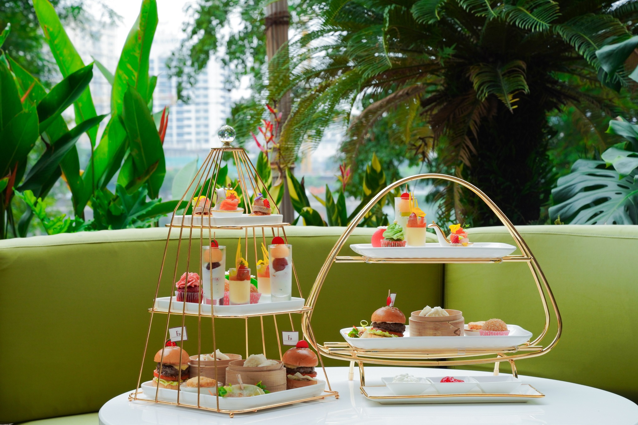 Trà Chiều Thượng Hạng Tại Khách Sạn Dát Vàng